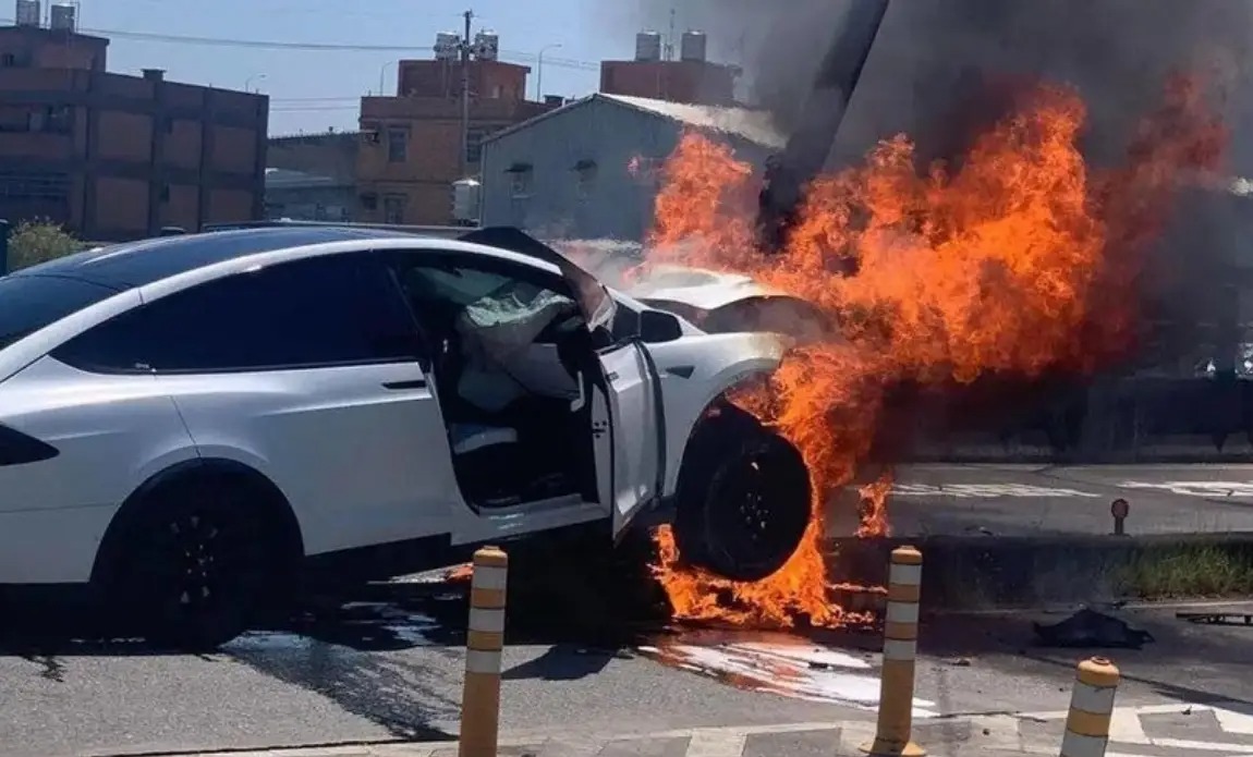 Spontaneous combustion of electric vehicles